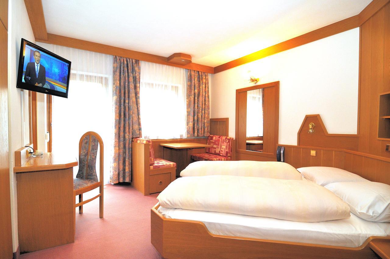 Pension Alpenhof San Leonardo in Passiria Bagian luar foto