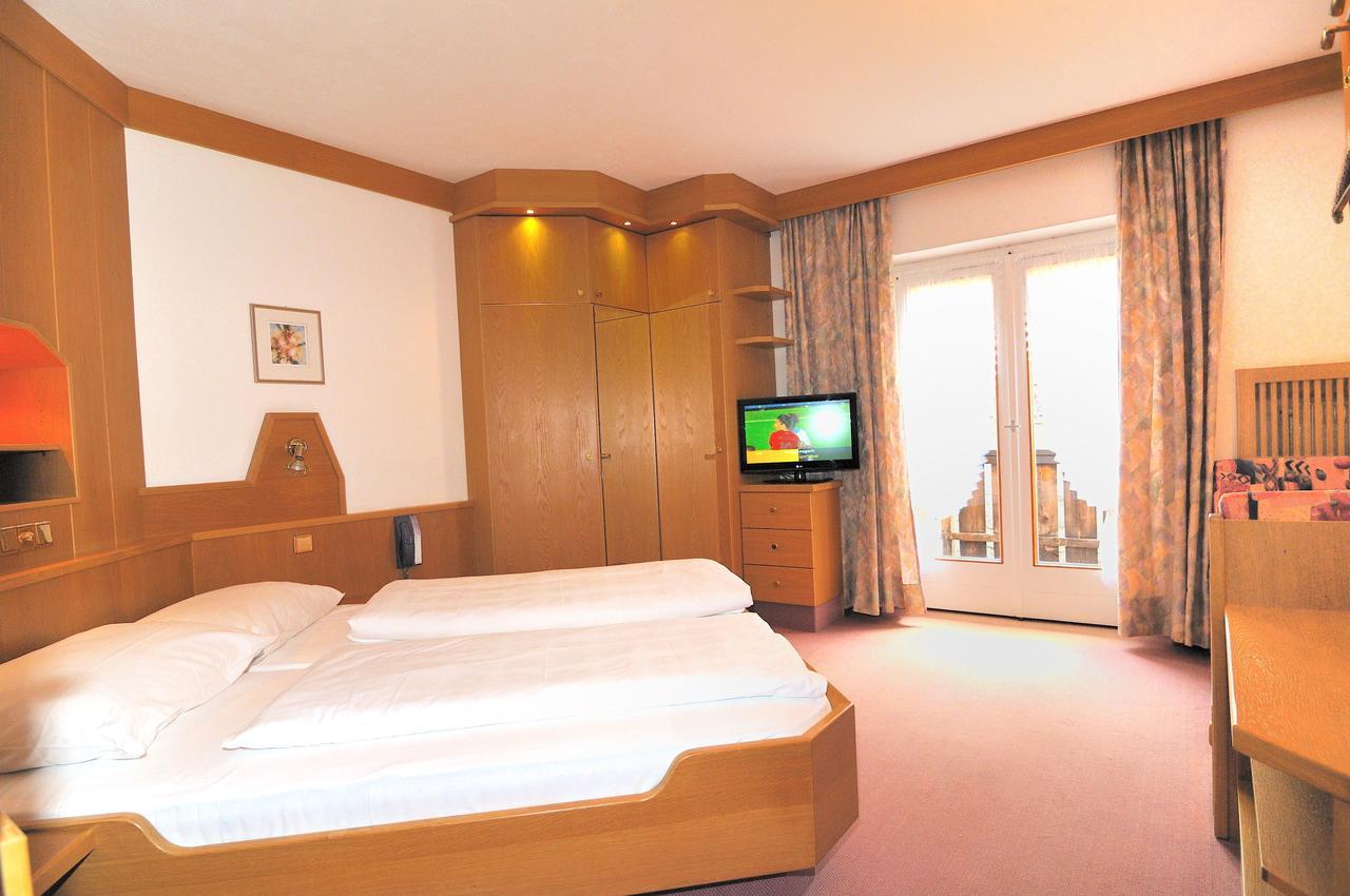 Pension Alpenhof San Leonardo in Passiria Bagian luar foto