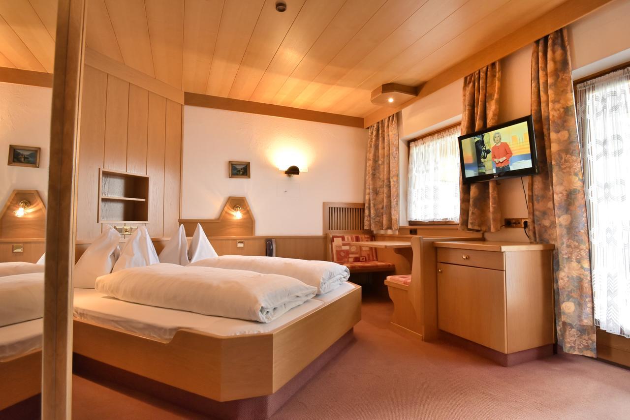 Pension Alpenhof San Leonardo in Passiria Bagian luar foto